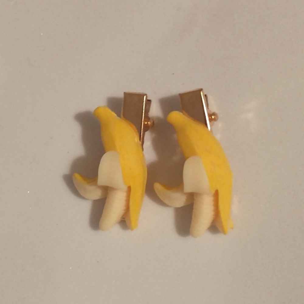 ๐ง 3/$30 Kawaii Banana Hair Barrettes NEW